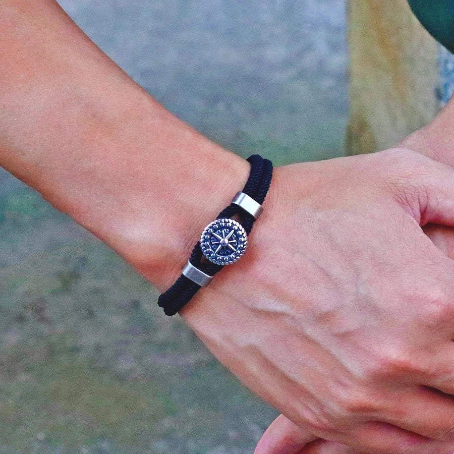 CapHorizon™ – Bracelet en corde & médaillon Rose des Vents